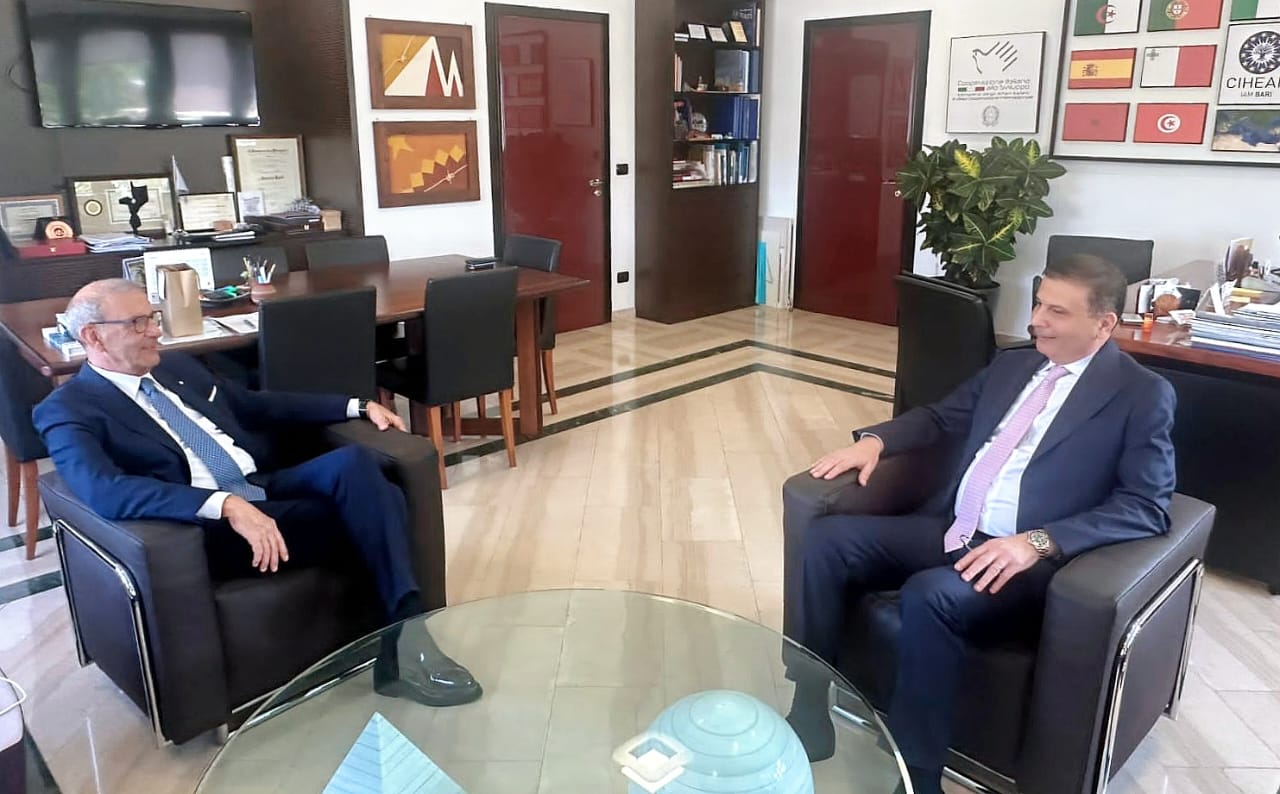 وزير الزراعة يبحث مع مدير معهد سيام باري في ايطاليا تعزيز التعاون في مجال البحث العلمي الزراعي