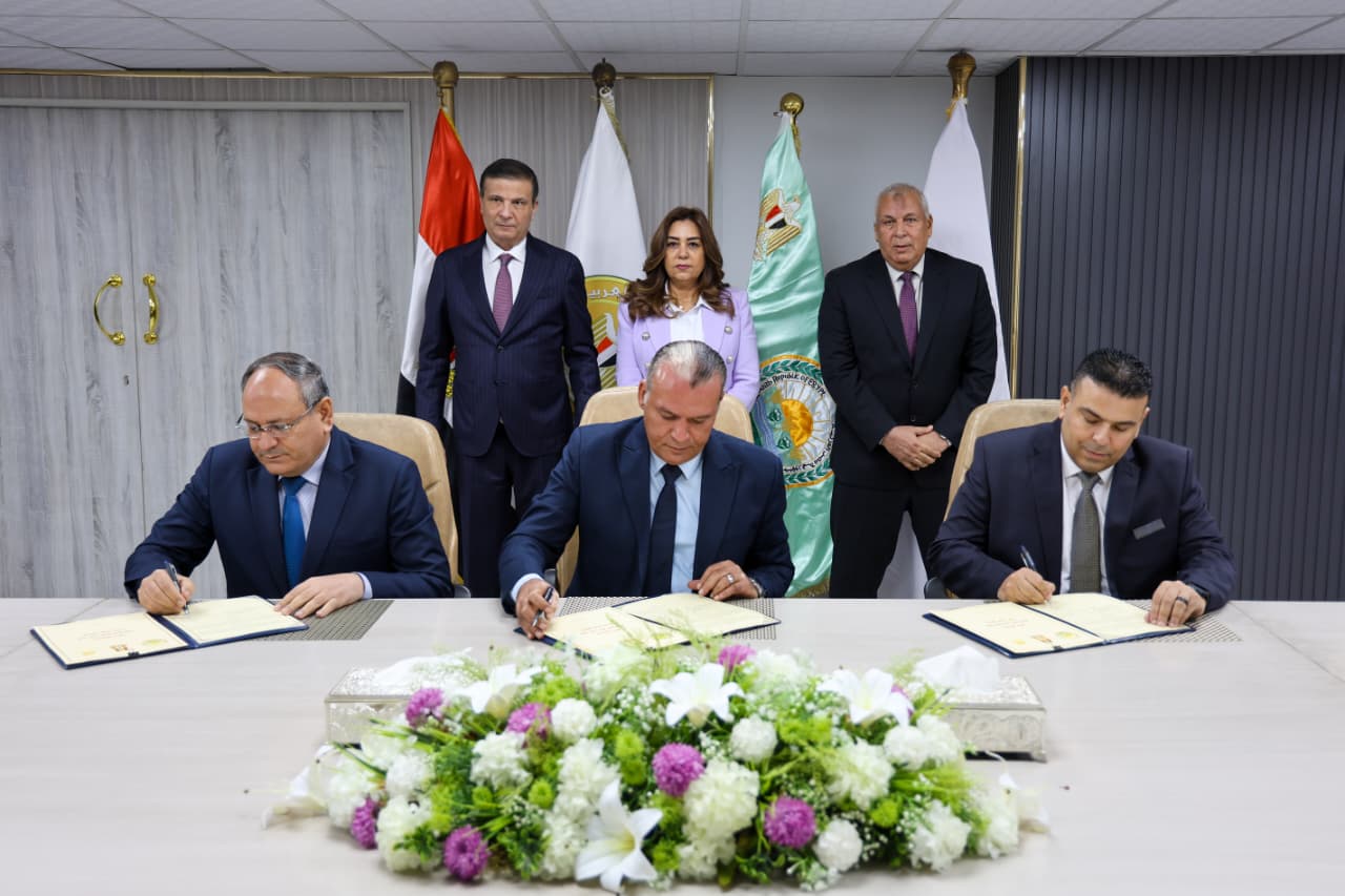 وزيرا الزراعة والتنمية المحلية ومحافظ الوادي الجديد يشهدون توقيع بروتوكول لإنشاء أول مركز متكامل لانتاج الحرير الطبيعي بمدينة الخارجة 1 IMG 20250920 WA0019