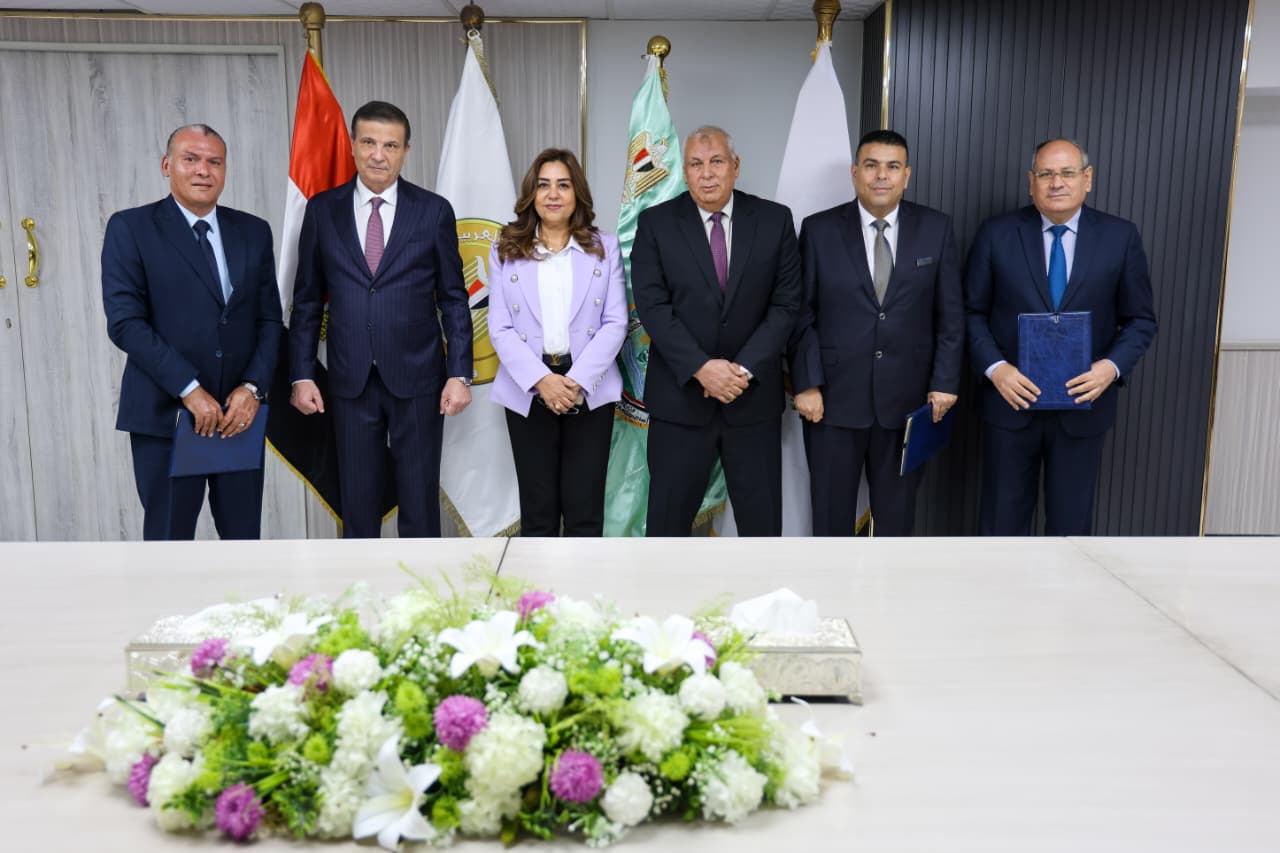 وزيرا الزراعة والتنمية المحلية ومحافظ الوادي الجديد يشهدون توقيع بروتوكول لإنشاء أول مركز متكامل لانتاج الحرير الطبيعي بمدينة الخارجة 2 IMG 20250920 WA0020