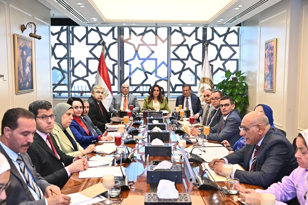 وزيرة التنمية المحلية والقائم بأعمال وزير البيئة، وزير الزراعة واستصلاح الأراضي و وزير الموارد المائية والرى يناقشون تأثير تغير المناخ على الأمن الغذائي في مصر 1 21