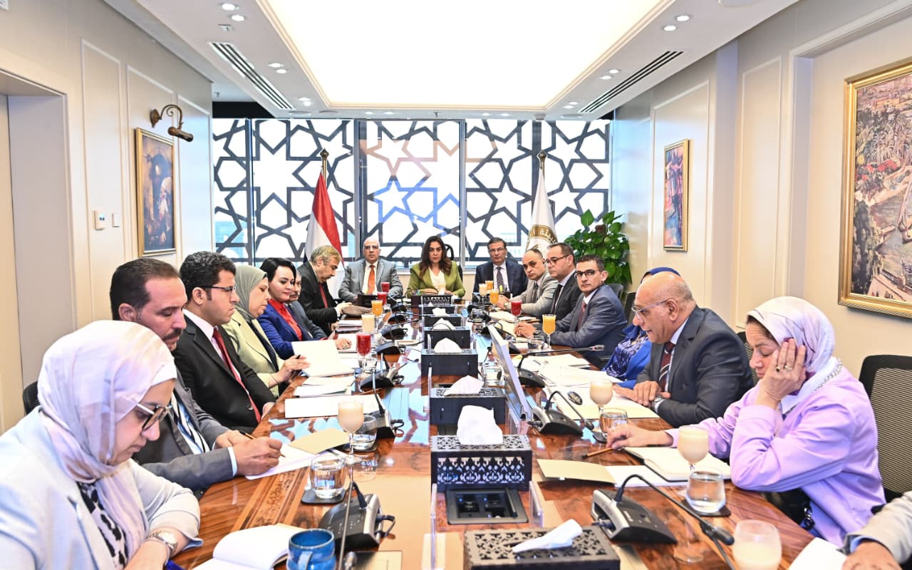 وزيرة التنمية المحلية والقائم بأعمال وزير البيئة، وزير الزراعة واستصلاح الأراضي و وزير الموارد المائية والرى يناقشون تأثير تغير المناخ على الأمن الغذائي في مصر 2 22