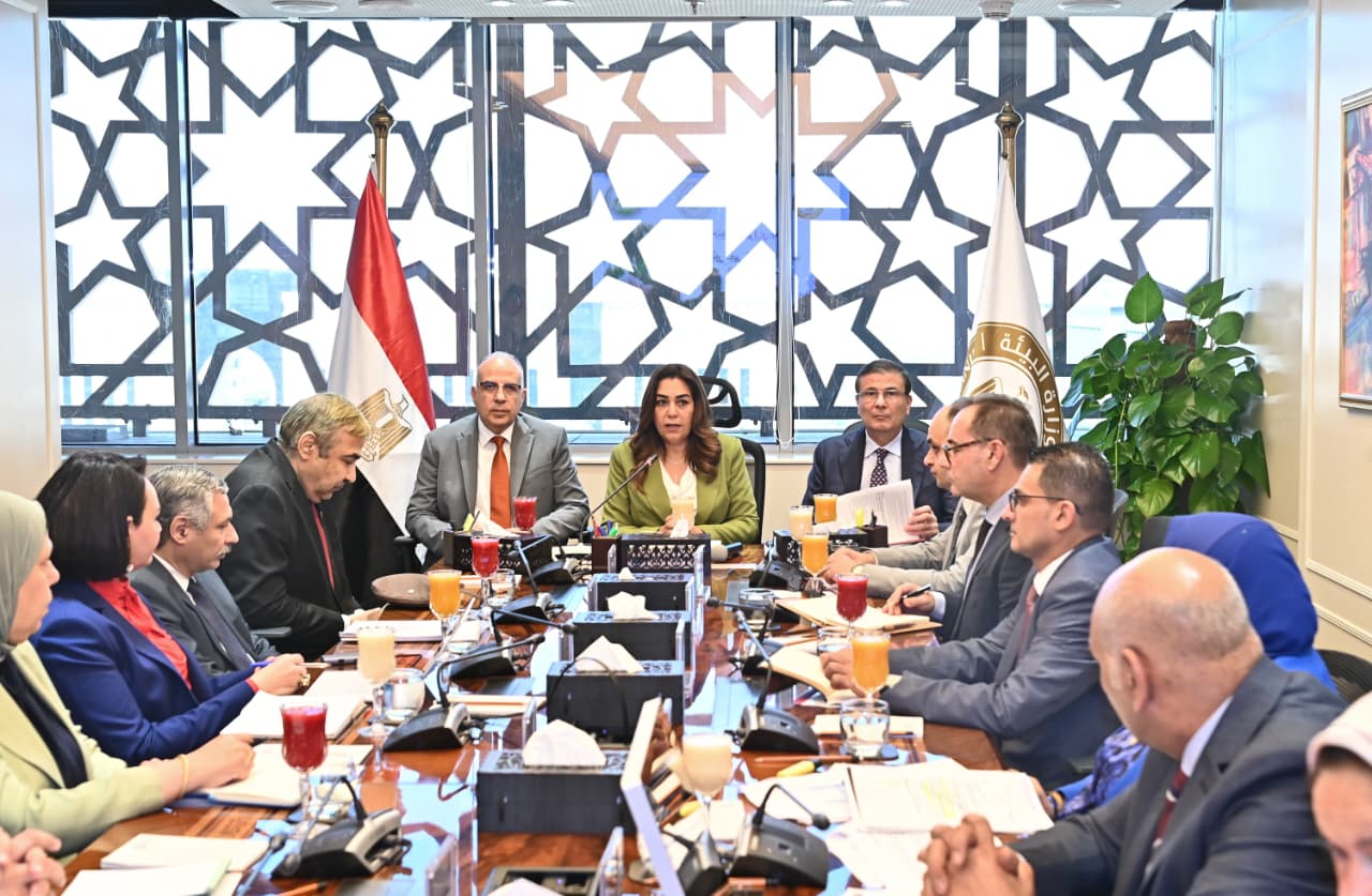 وزيرة التنمية المحلية والقائم بأعمال وزير البيئة، وزير الزراعة واستصلاح الأراضي و وزير الموارد المائية والرى يناقشون تأثير تغير المناخ على الأمن الغذائي في مصر 3 24