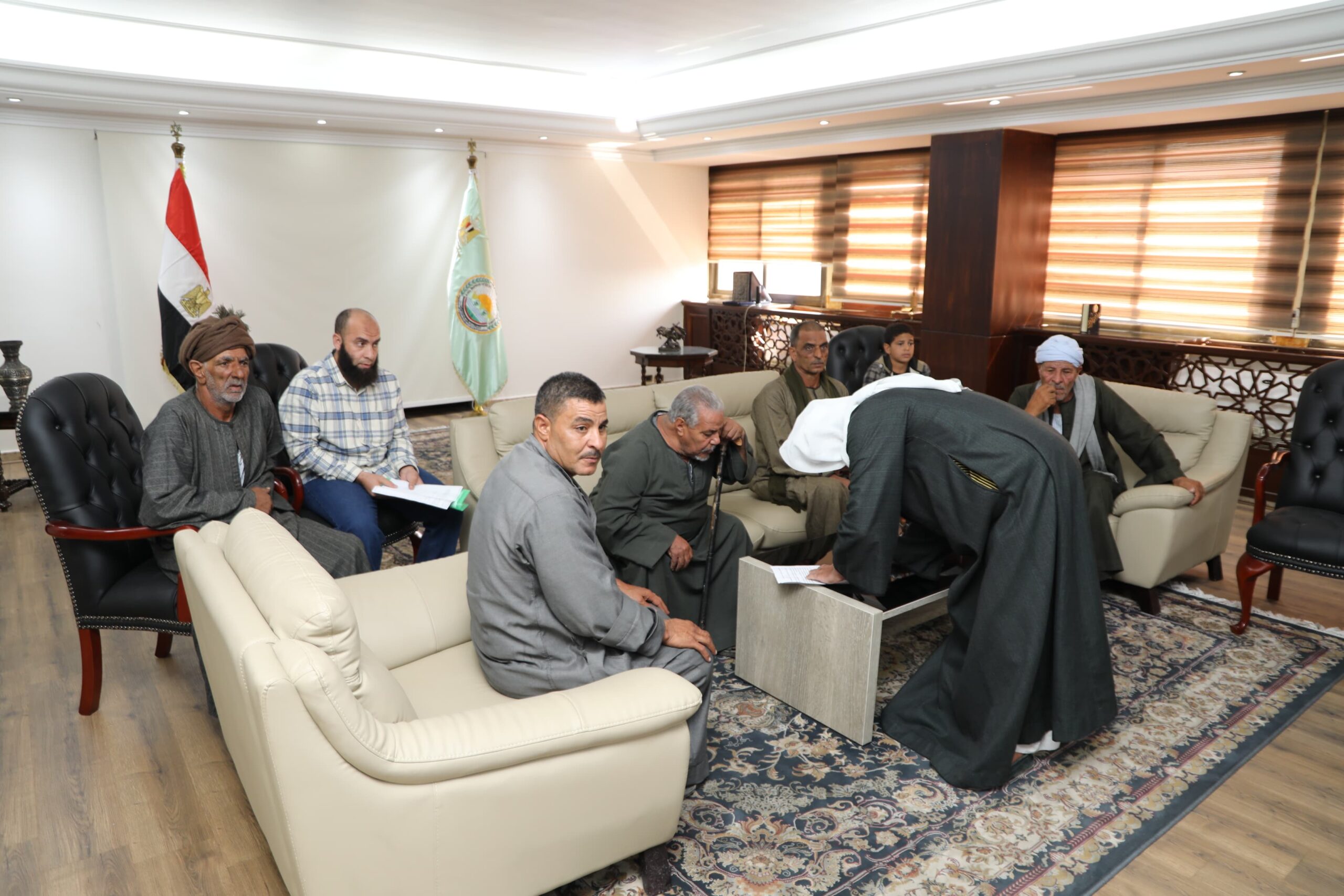 وزير الزراعة يستقبل عدد من الفلاحين ويستمع لمشاكلهم.. ويؤكد: دعم الفلاح "أولوية" ومكتبي مفتوح للجميع 8 IMG 20251025 WA0016 scaled