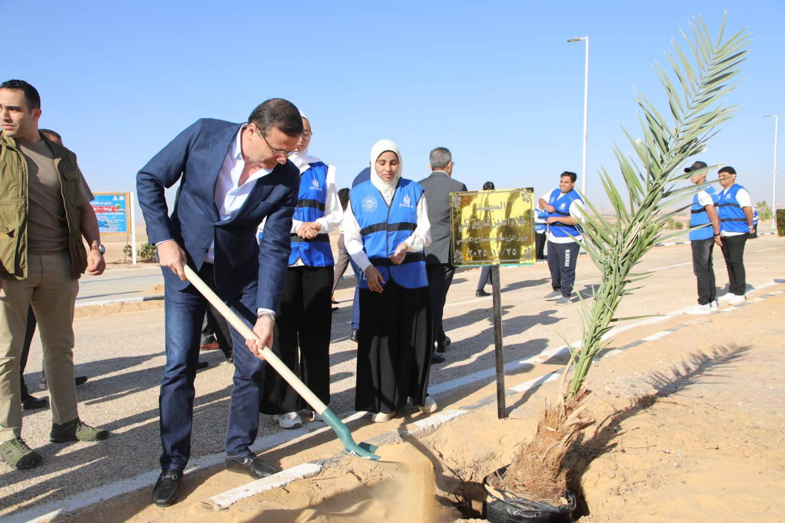 في مستهل زيارتهما للوادي الجديد وزيرا الزراعة والتنمية المحلية يطلقان المرحلة الرابعة من المبادرة الرئاسية لزراعة ١٠٠ مليون شجرة 2 IMG 20251025 WA0032