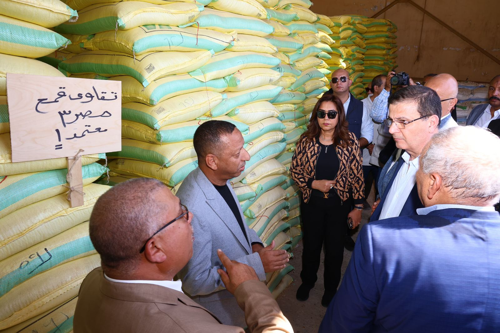 وزيرا الزراعة والتنمية المحلية ومحافظ الوادي الجديد يتفقدون محطة غربلة وإعداد التقاوي و الوحدة الاقتصادية المركزية للمعدات الثقيلة بالخارجة 4 IMG 20251025 WA0038