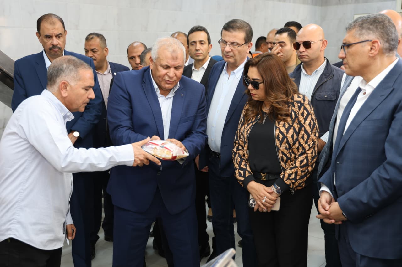 وزيرا الزراعة والتنمية المحلية ومحافظ الوادي الجديد يتفقدون محطة غربلة وإعداد التقاوي و الوحدة الاقتصادية المركزية للمعدات الثقيلة بالخارجة 5 IMG 20251025 WA0039 1