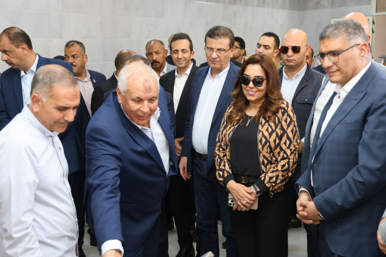 وزيرا الزراعة والتنمية المحلية ومحافظ الوادي الجديد يتفقدون محطة غربلة وإعداد التقاوي و الوحدة الاقتصادية المركزية للمعدات الثقيلة بالخارجة 3 IMG 20251025 WA0041