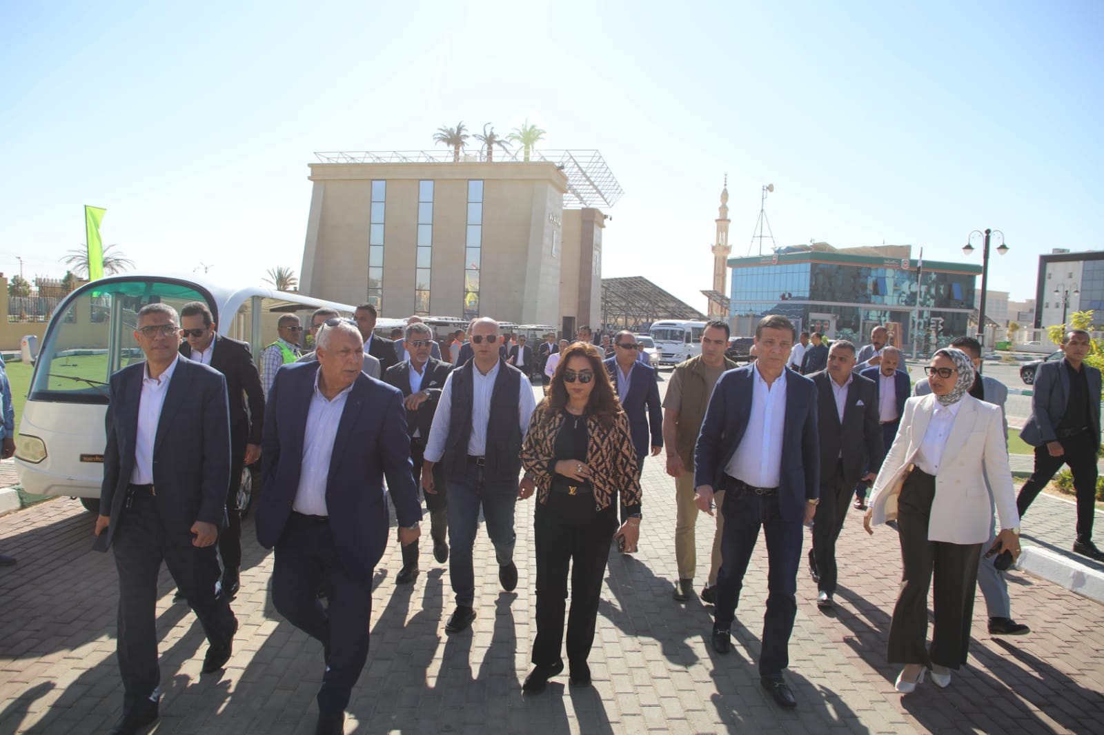 وزيرا الزراعة والتنمية المحلية ومحافظ الوادي الجديد يتفقدون محطة غربلة وإعداد التقاوي و الوحدة الاقتصادية المركزية للمعدات الثقيلة بالخارجة 2 IMG 20251025 WA0042