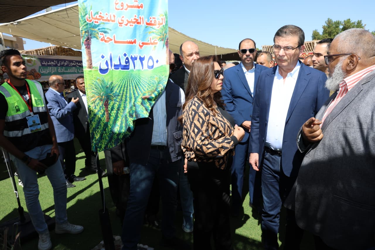 وزيرا الزراعة والتنمية المحلية يفتتحان فعاليات الدورة الثانية لمعرض الوادي الجديد الزراعي "EGY AGRI" ويشهدان احتفالية "أرض الخير" 6 IMG 20251025 WA0046