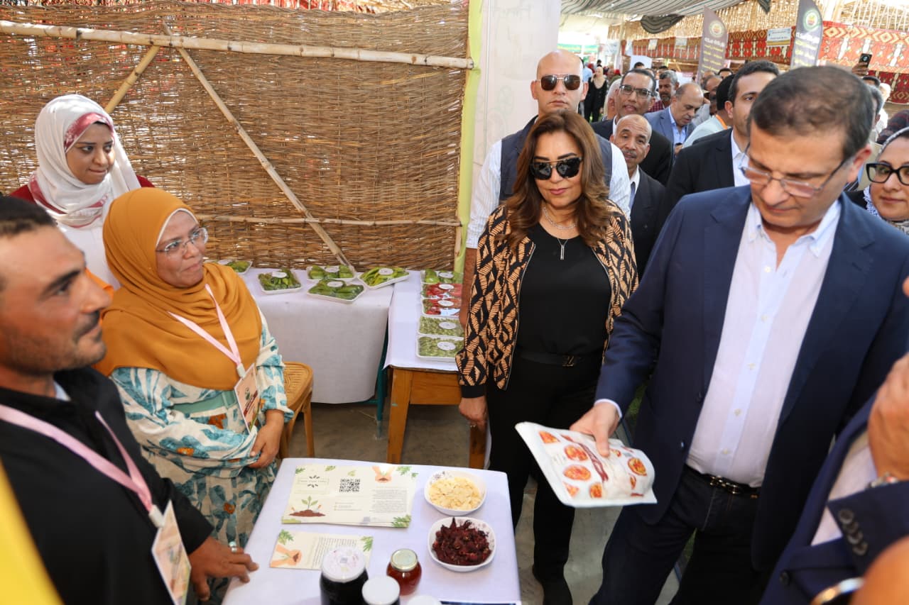وزيرا الزراعة والتنمية المحلية يفتتحان فعاليات الدورة الثانية لمعرض الوادي الجديد الزراعي "EGY AGRI" ويشهدان احتفالية "أرض الخير" 3 IMG 20251025 WA0052