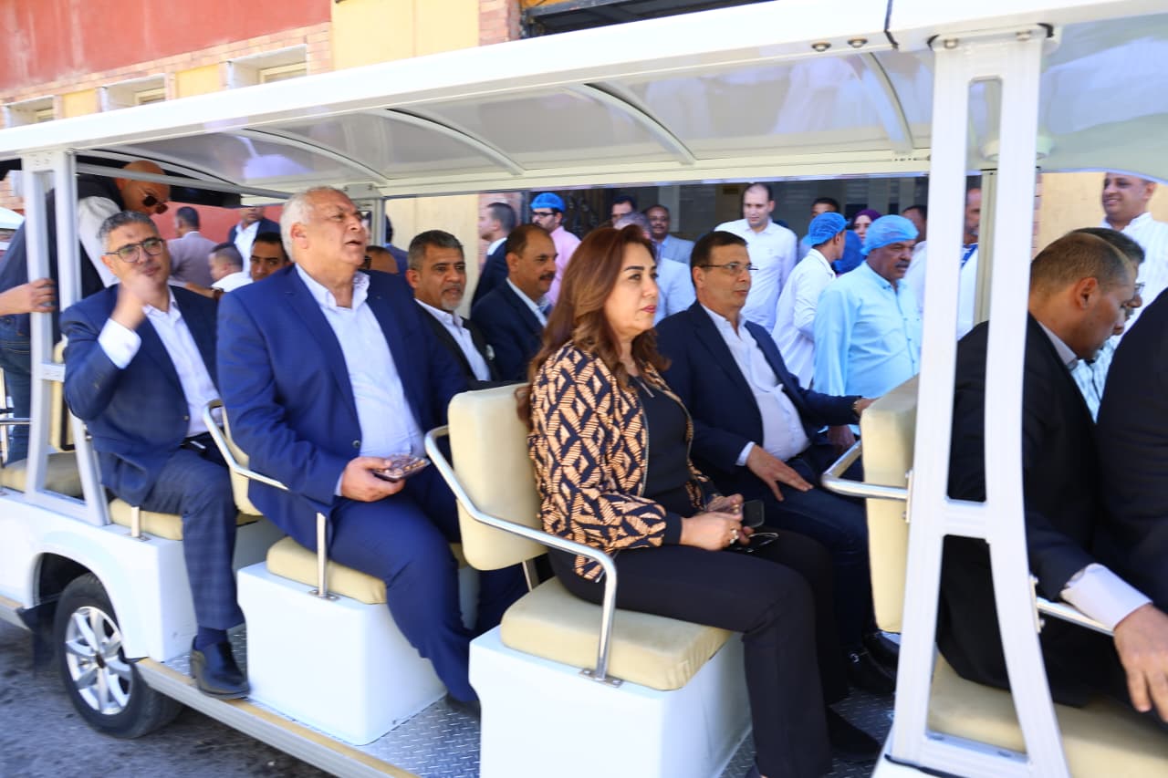 وزيرا الزراعة والتنمية المحلية يتفقدان مشروع الإنتاج الحيواني ومجمع تمور الوادي الجديد 2 IMG 20251025 WA0068