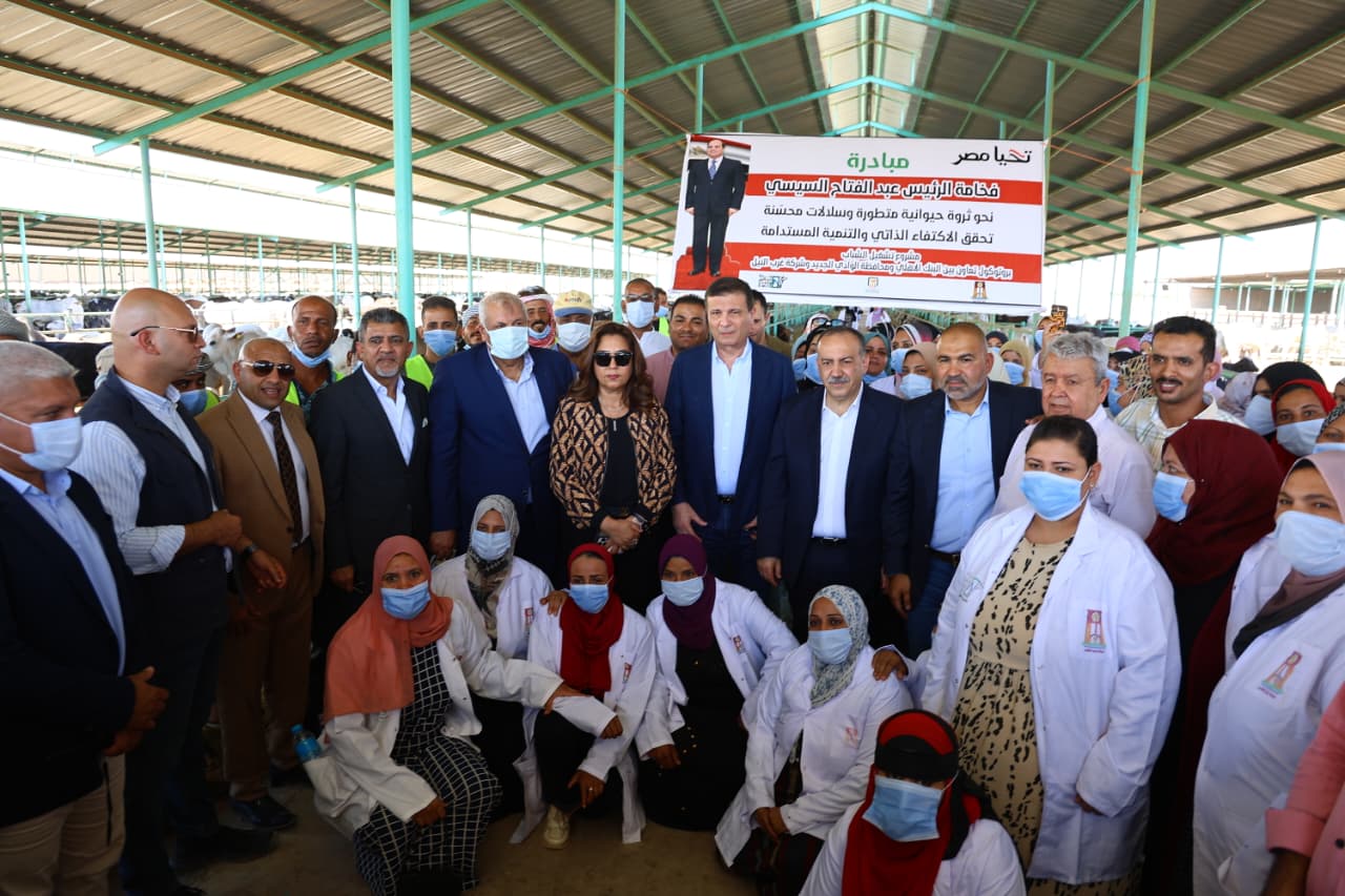 وزيرا الزراعة والتنمية المحلية يتفقدان مشروع الإنتاج الحيواني ومجمع تمور الوادي الجديد 1 IMG 20251025 WA0070