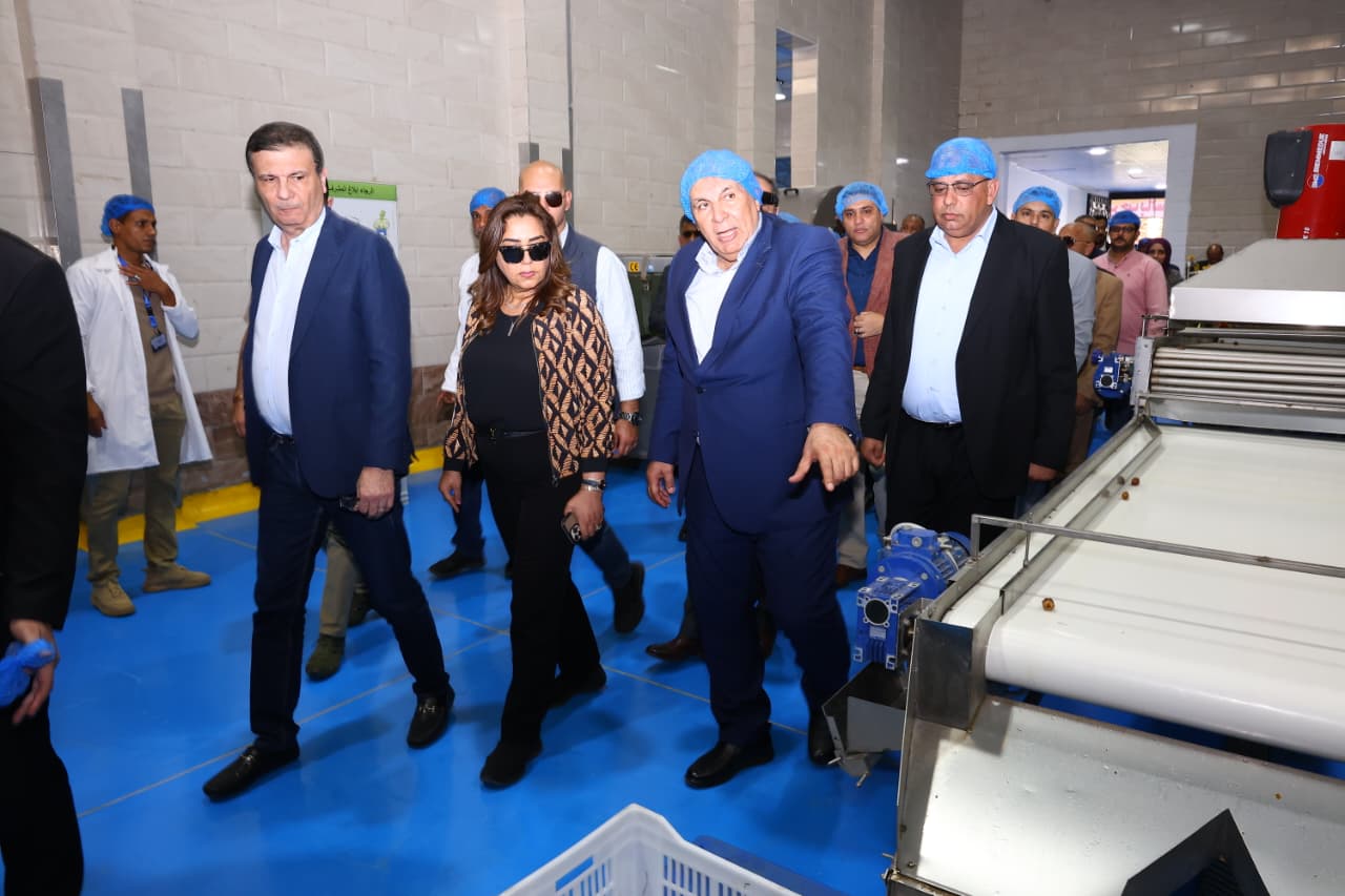 وزيرا الزراعة والتنمية المحلية يتفقدان مشروع الإنتاج الحيواني ومجمع تمور الوادي الجديد 3 IMG 20251025 WA0072