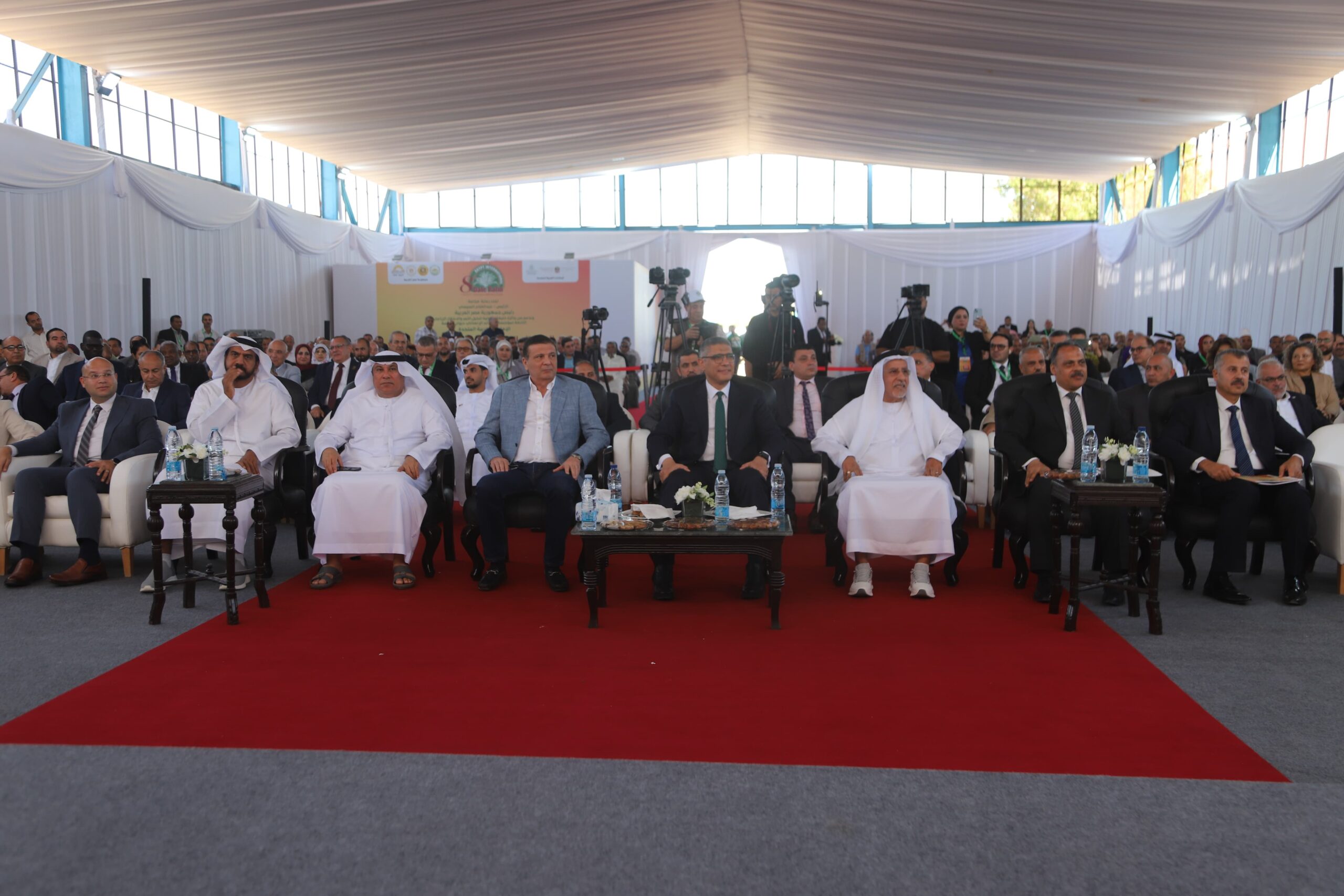 وزير الزراعة ومحافظ الجيزة يفتتحان فعاليات المهرجان الدولي للتمور في دورته الثامنة بالواحات البحرية في حضور محافظ الشرقية ونواب بعض المحافظين 2 IMG 20251108 WA0077 scaled