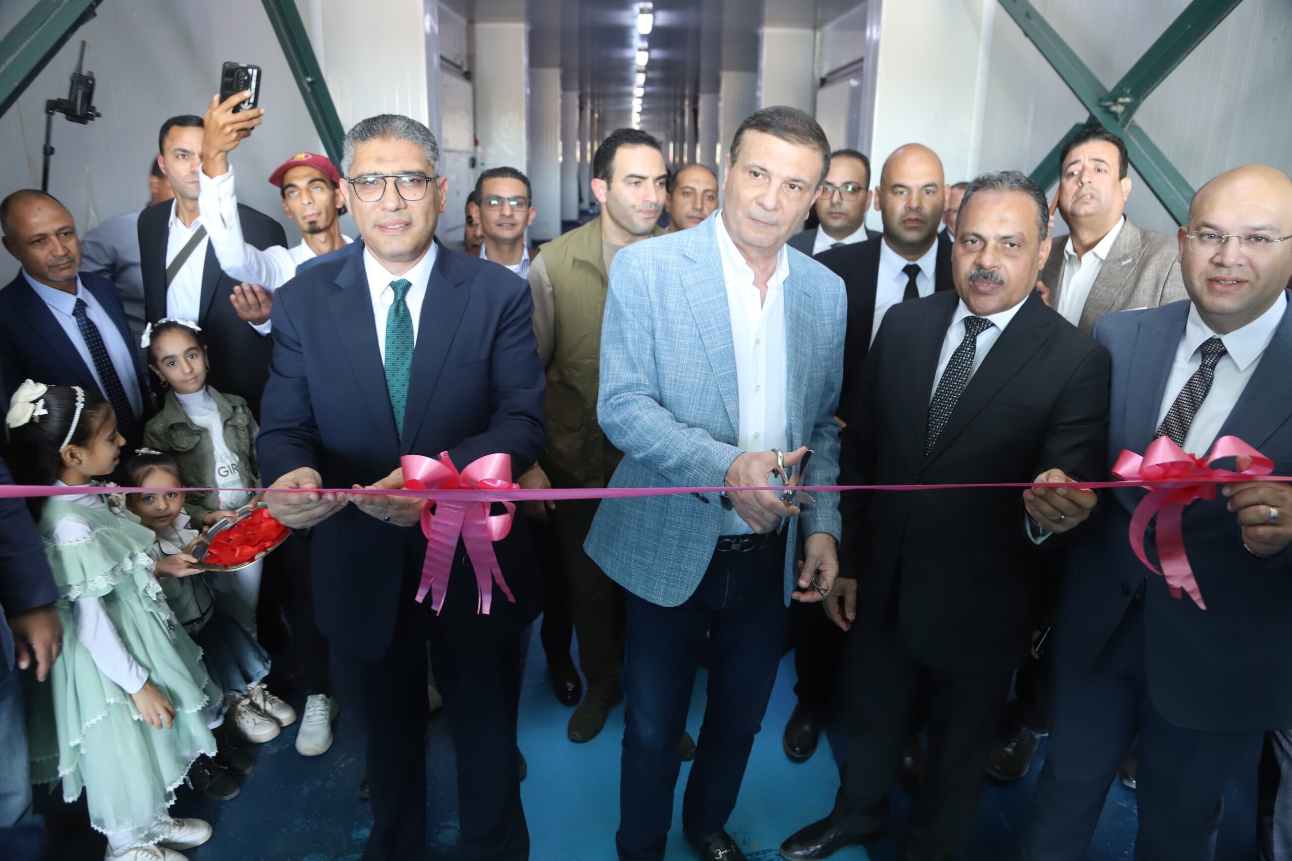 وزير الزراعة ومحافظ الجيزة يفتتحان فعاليات المهرجان الدولي للتمور في دورته الثامنة بالواحات البحرية في حضور محافظ الشرقية ونواب بعض المحافظين 12 IMG 20251108 WA0082 scaled