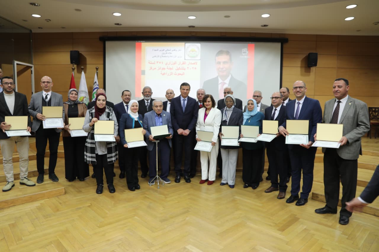 وزير الزراعة يسلم جوائز مركز “البحوث الزراعية” الثلاثة للفائزين.. ويقرر زيادة قيمتها بنسبة 50%