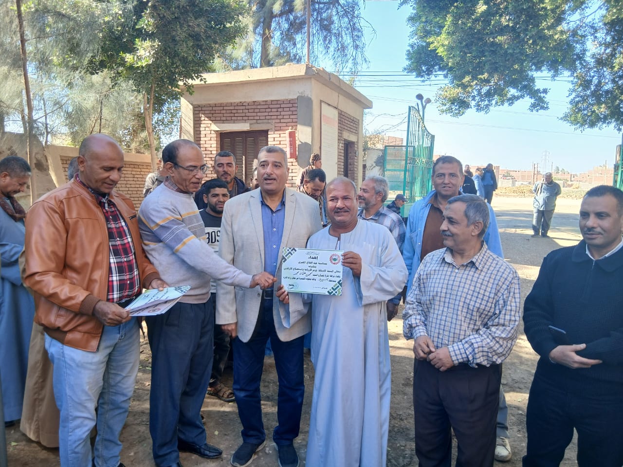 لتعظيم العائد ونشر الميكنة.. "الزراعة" توزع أكثر من 400 "فراطة ذرة" مُعاد تأهيلها كمنح لصغار المزارعين 4 IMG 20251206 WA0009