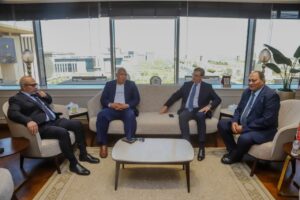 وزير الزراعة ومحافظ الوادي الجديد يبحثان تعزيز الاستثمار في مجال الإنتاج الحيواني بالمحافظة 1 cad4b587 7aa6 4f76 bd32 a5e86944ddbb 1