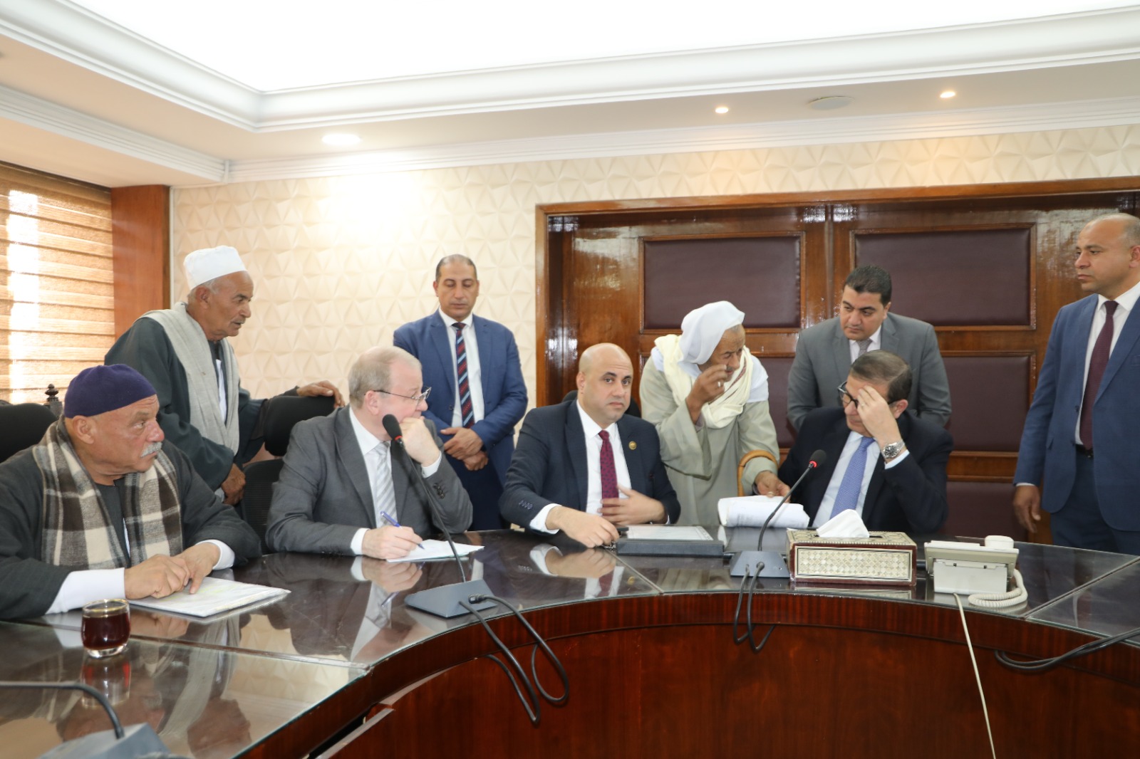 وزير الزراعة يستقبل عدد من مزارعي ومنتفعي الإصلاح الزراعي.. ويوجه بصرف الأسمدة لمنتفعي الإصلاح الزراعي فوراً دون ربطها بالمديونيات 11 IMG 20260109 WA0012