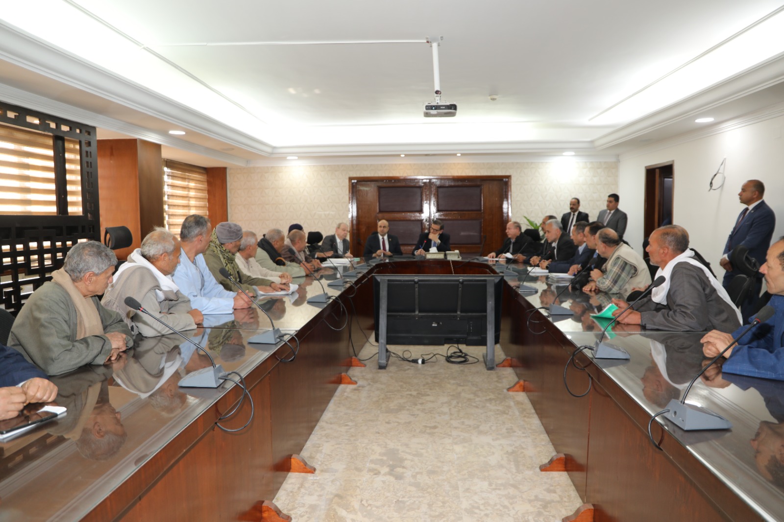 وزير الزراعة يستقبل عدد من مزارعي ومنتفعي الإصلاح الزراعي..  ويوجه بصرف الأسمدة لمنتفعي الإصلاح الزراعي فوراً دون ربطها بالمديونيات