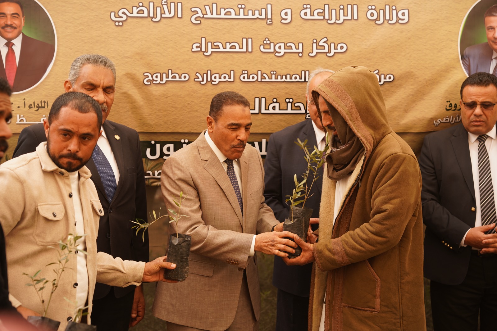 "الزراعة" تواصل جهود تنمية مطروح والمناطق الحدودية.. "محافظ مطروح" و "رئيس بحوث الصحراء" يتفقدان أنشطة مركز التنمية المستدامة 7 IMG 20260213 WA0040